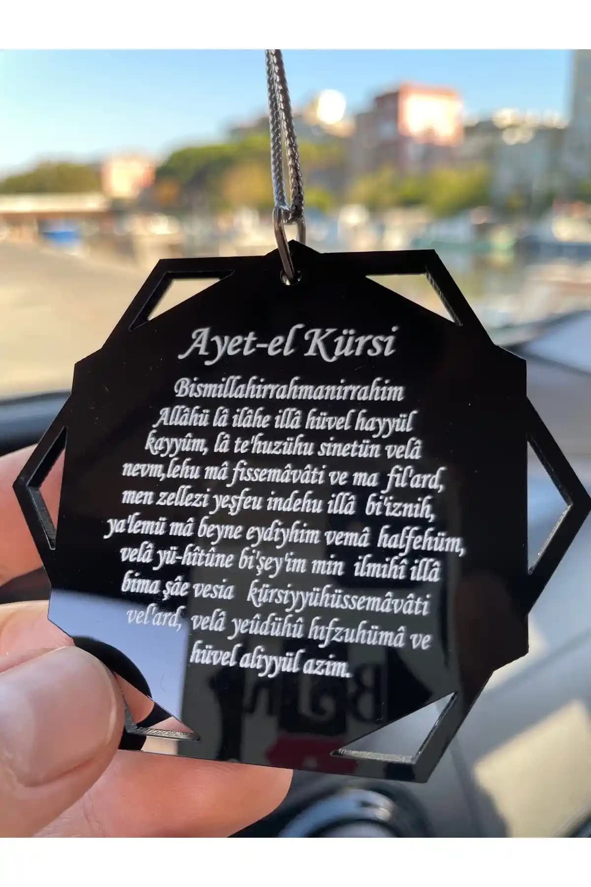 Estölye Siyah Pleksi Ayetel Kürsi ve Nazar Dualı Araba Süsü Ürün Özellikleri ve Kullanım Alanları