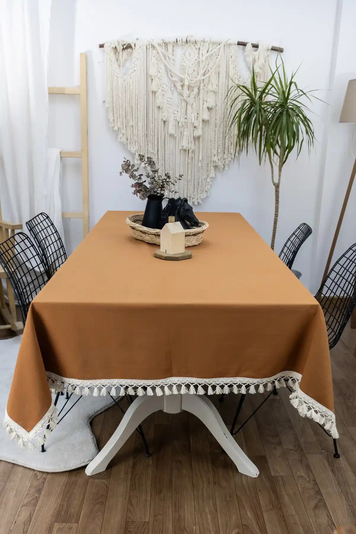 NDC HOME Kiremit Tarçın Renk Keten Ham Ponponlu Masa Örtüsü Özellikleri ve Dekorasyon İpuçları