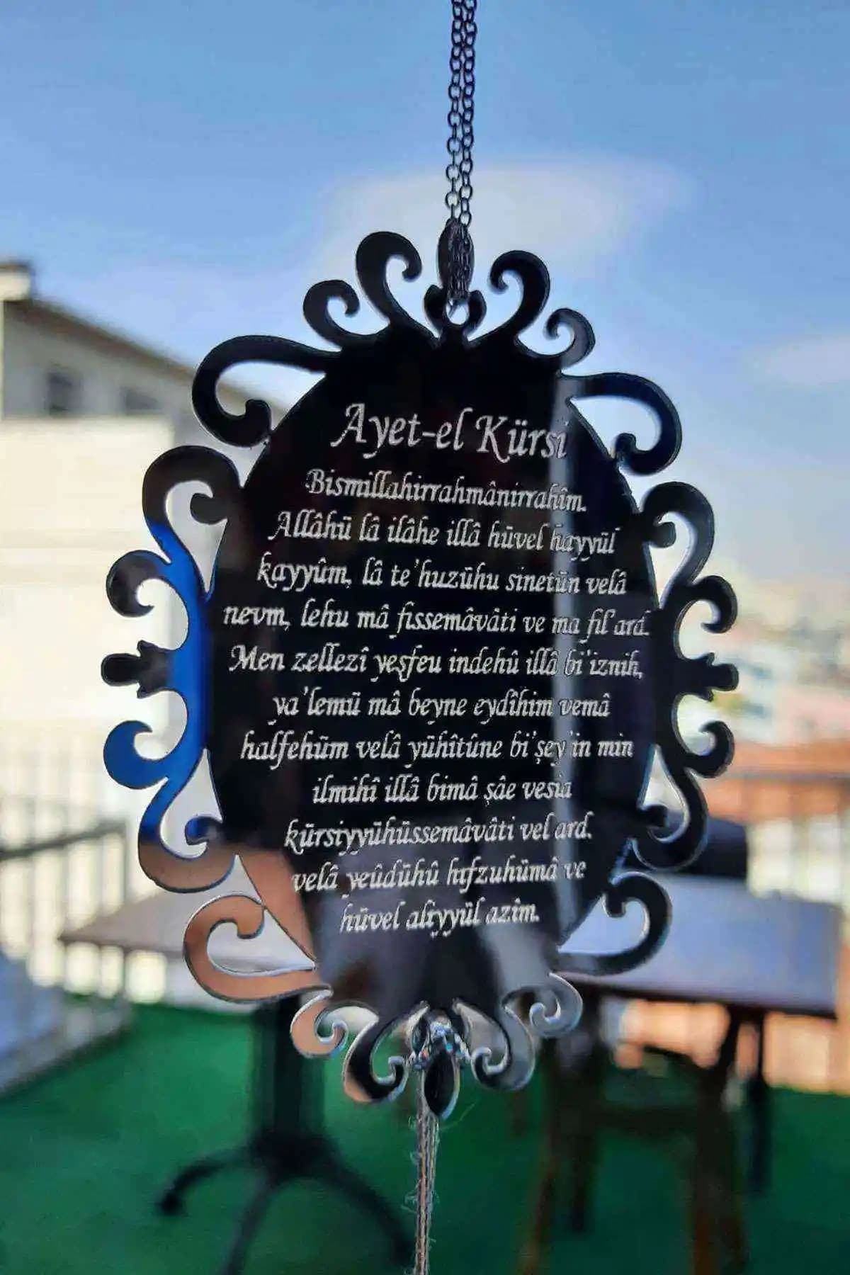 Pleksi Araba Dikiz Aynası Süsü Ayetli A11 Gü<müş>: Estetik ve Manevi Değer Katan Araç Aksesuarı