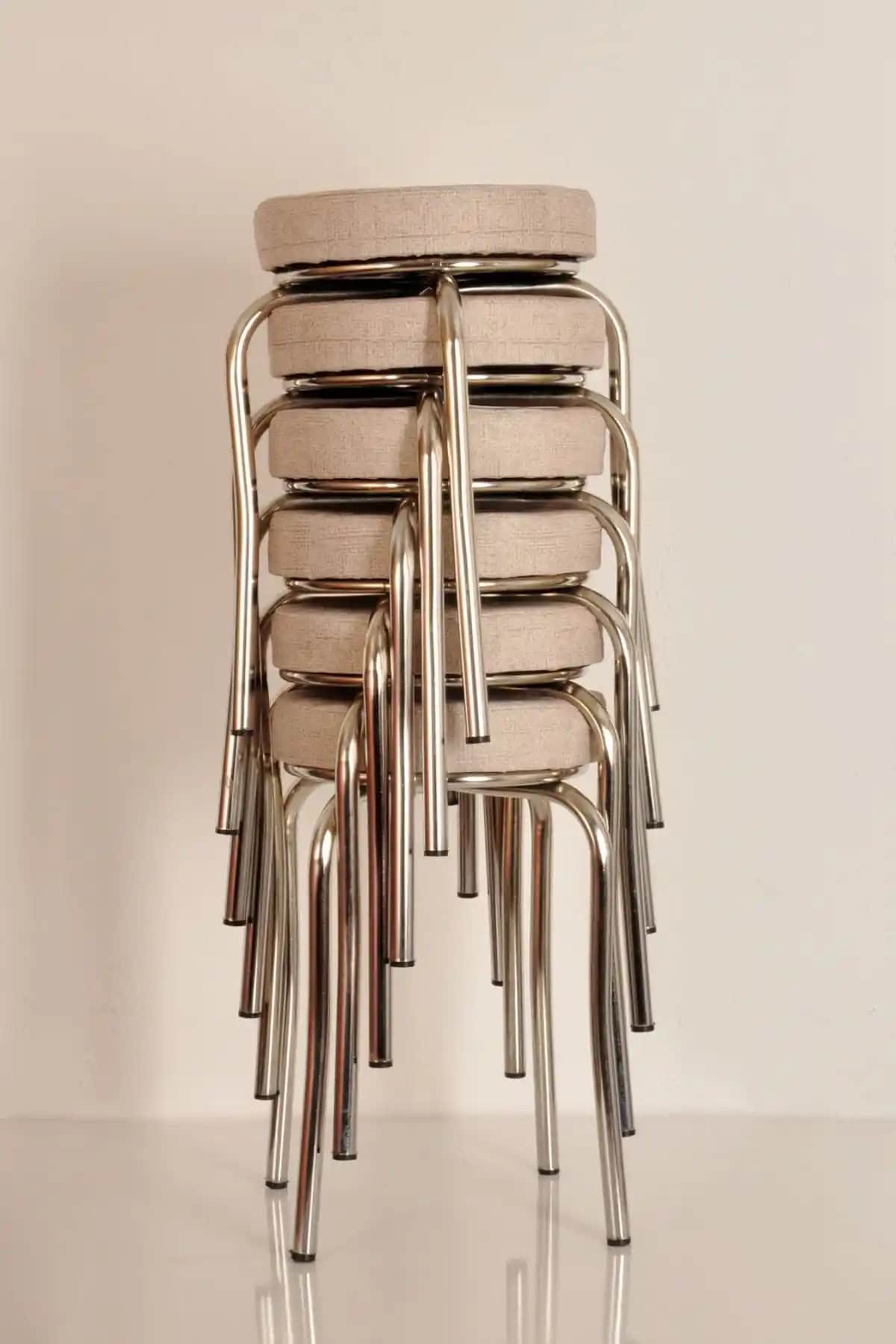 Modern ve Şık Krem Desenli Kumaşlı Nikelaj Detaylı Mutfak Taburesi Seti