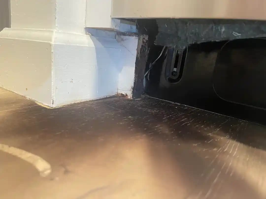 Bulaşık Makinesi Köşesindeki Siyah Tozun Nedenleri ve Etkili Çözüm Yolları