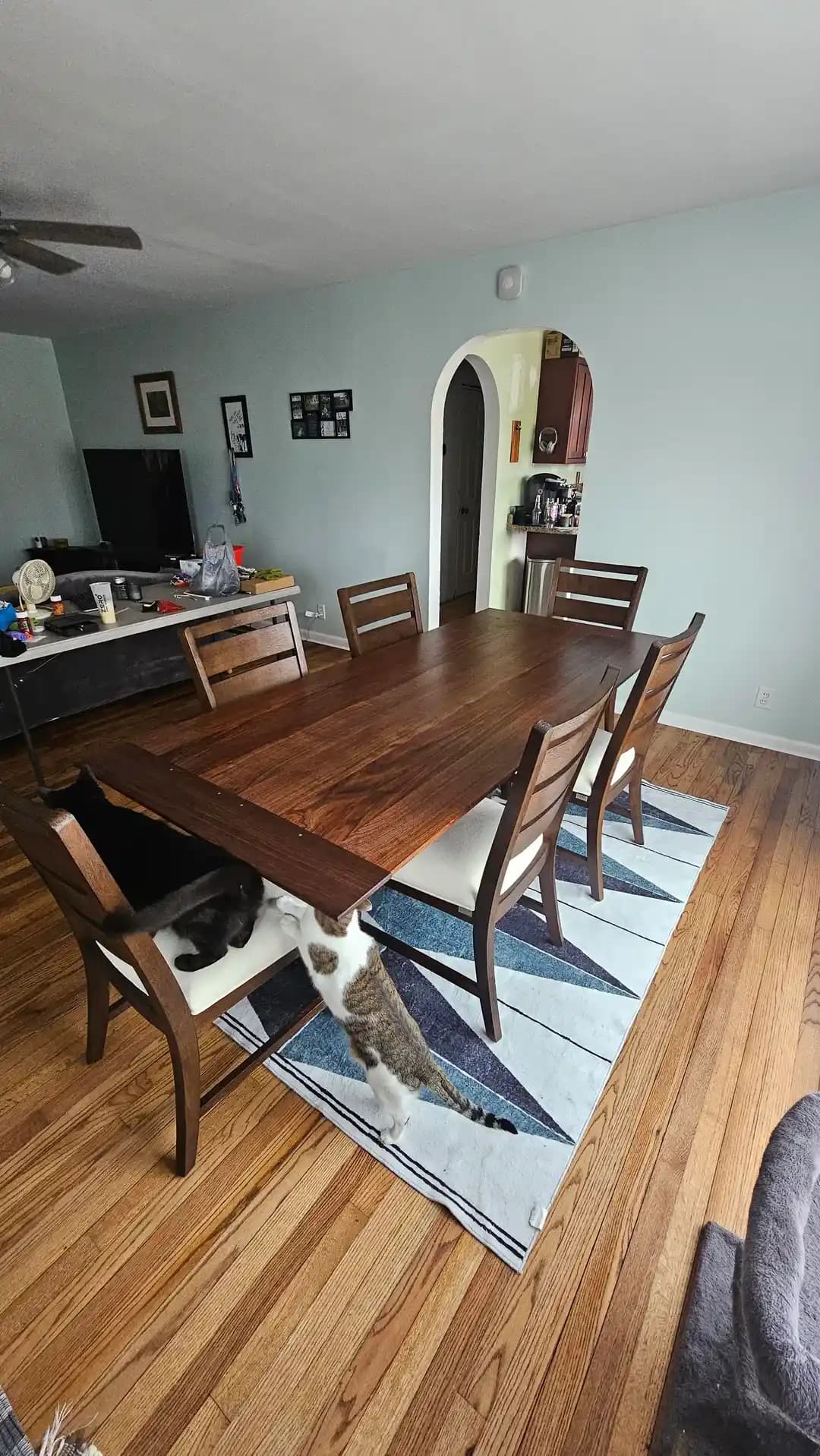 Ceviz Ağacından Dayanıklı ve Estetik Yemek Masası Yapımı Teknikleri ve Anlamı