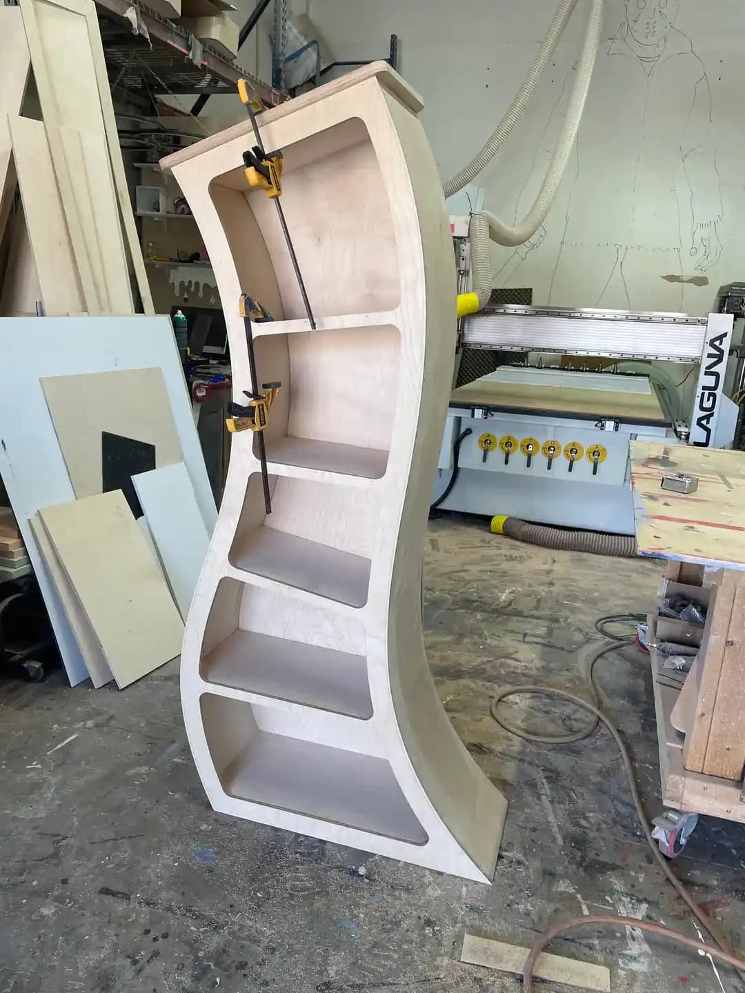 Cheshire Cattywampus: Ahşap Raf Tasarımında Kıvrımlı ve Asimetrik Yaratıcılık