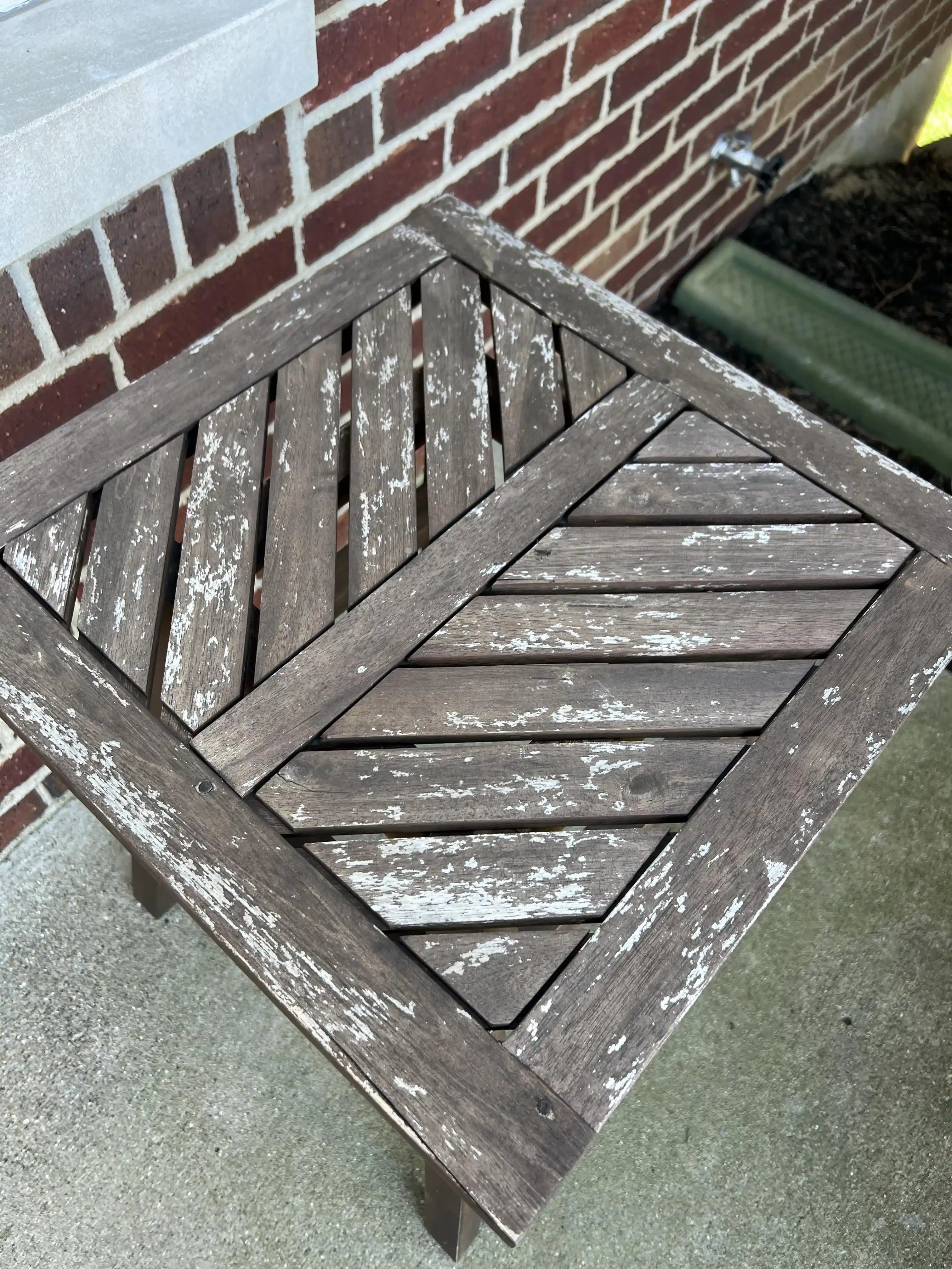 Dış Mekan Ahşap Mobilyaların Güneş Hasarından Korunması ve Yenilenmesi Yöntemleri