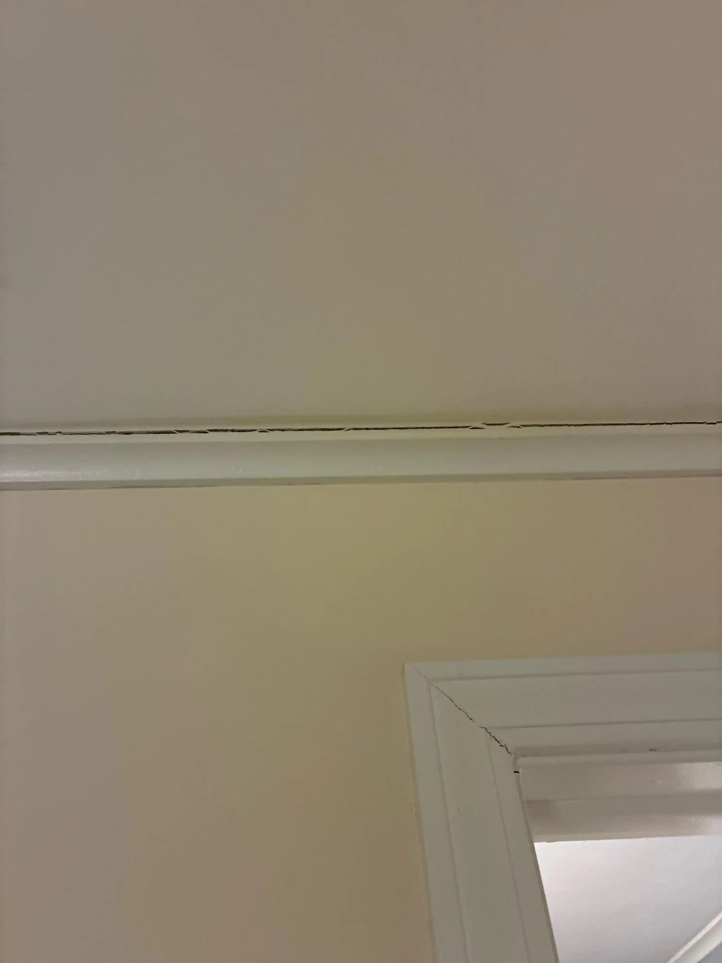 Kırık Moldinglerde Mastik Uygulaması: Doğru Ürün ve Yöntemlerle Kalıcı Çözümler