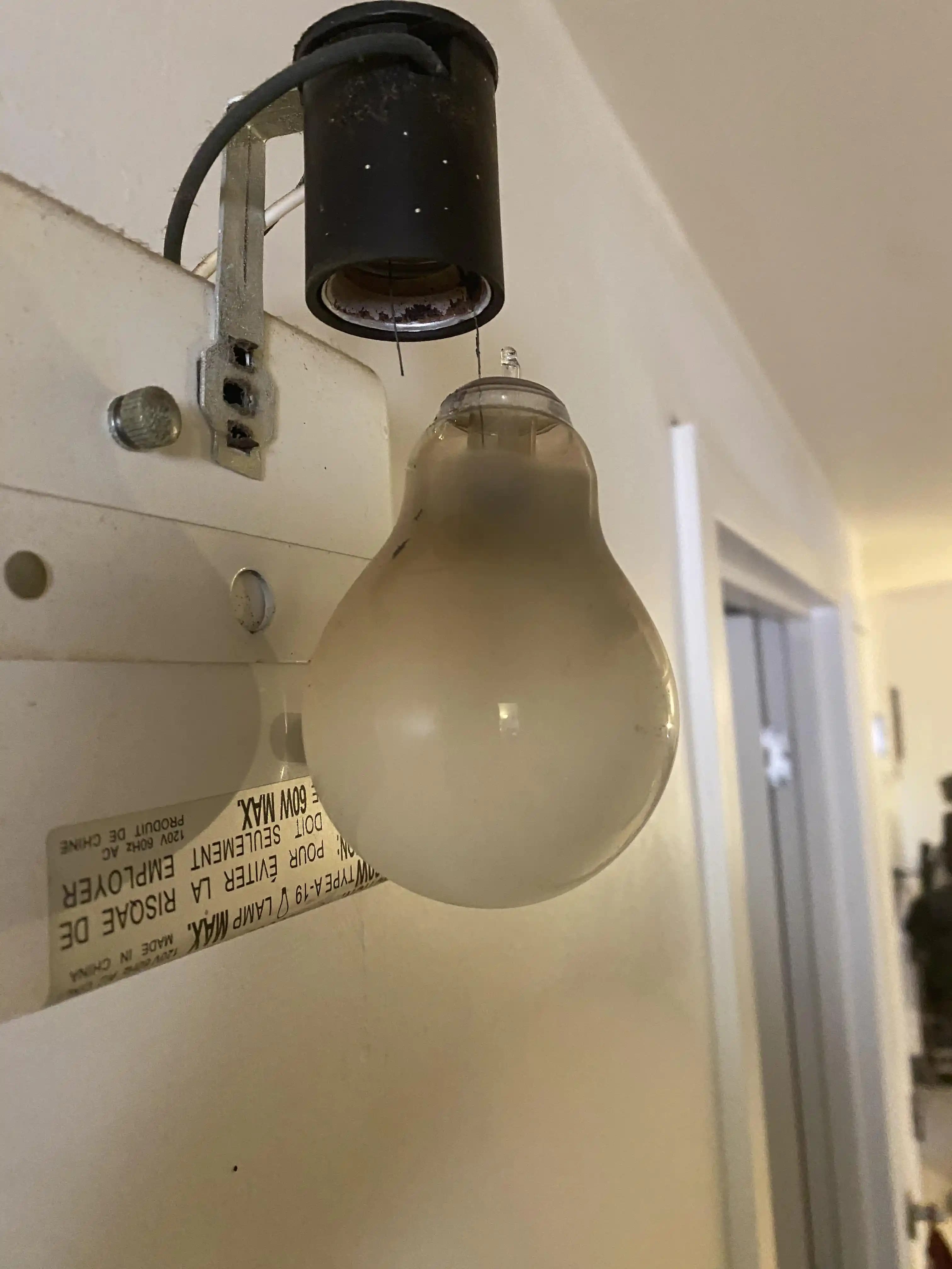 Kırılan Ampulün Güvenli Çıkarılması İçin Etkili ve Pratik Yöntemler