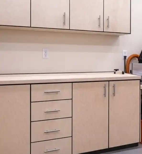 Kontrplak Dolaplarda Siyah Negatif Detay Yaratma Teknikleri ve Malzeme Seçimi