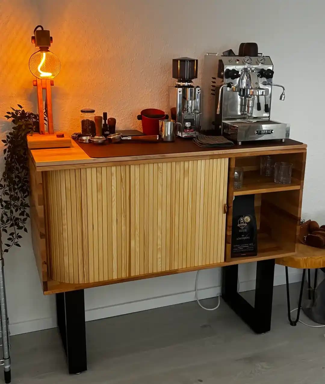 Tambur Kapılı Kahve Barı Tasarımı: Fonksiyonellik ve Estetik Bir Arada