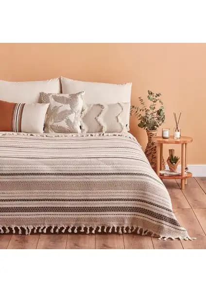 Bella Maison ve English Home Yatak Örtüsü Karşılaştırması: Farklar ve Benzerlikler 1