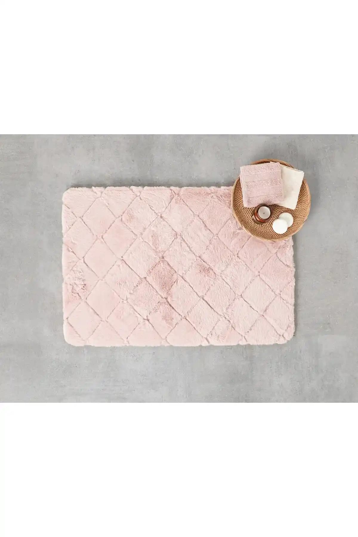 Peluş English Home Banyo Paspası: Konfor, Su Emicilik ve Estetik Çözümler