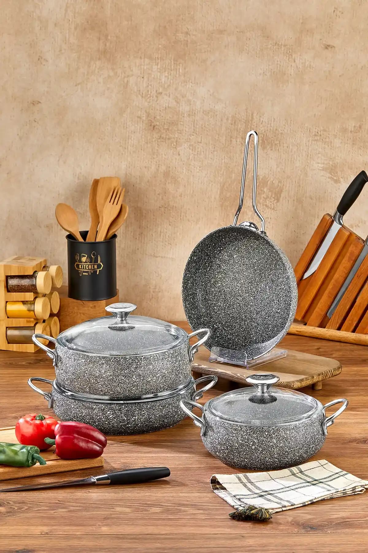 Taç Tombik Tencere Seti: Ergonomik Tasarım ve Dayanıklı Mutfak Gereçleri