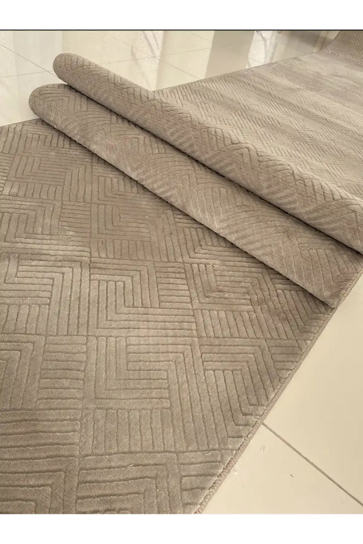 Alya Home ve Babil Home Kaymaz Tabanlı Halı Karşılaştırması: Tasarım, Özellikler ve Kullanım Alanları