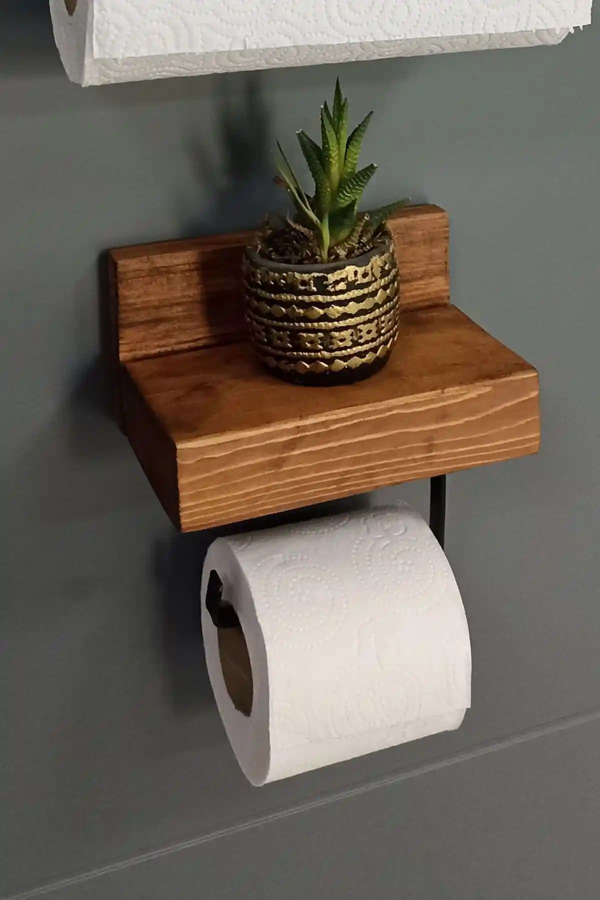 Banyo Dekorasyonunda Ahşap ve Metal Tuvalet Kağıtlıkları Karşılaştırması