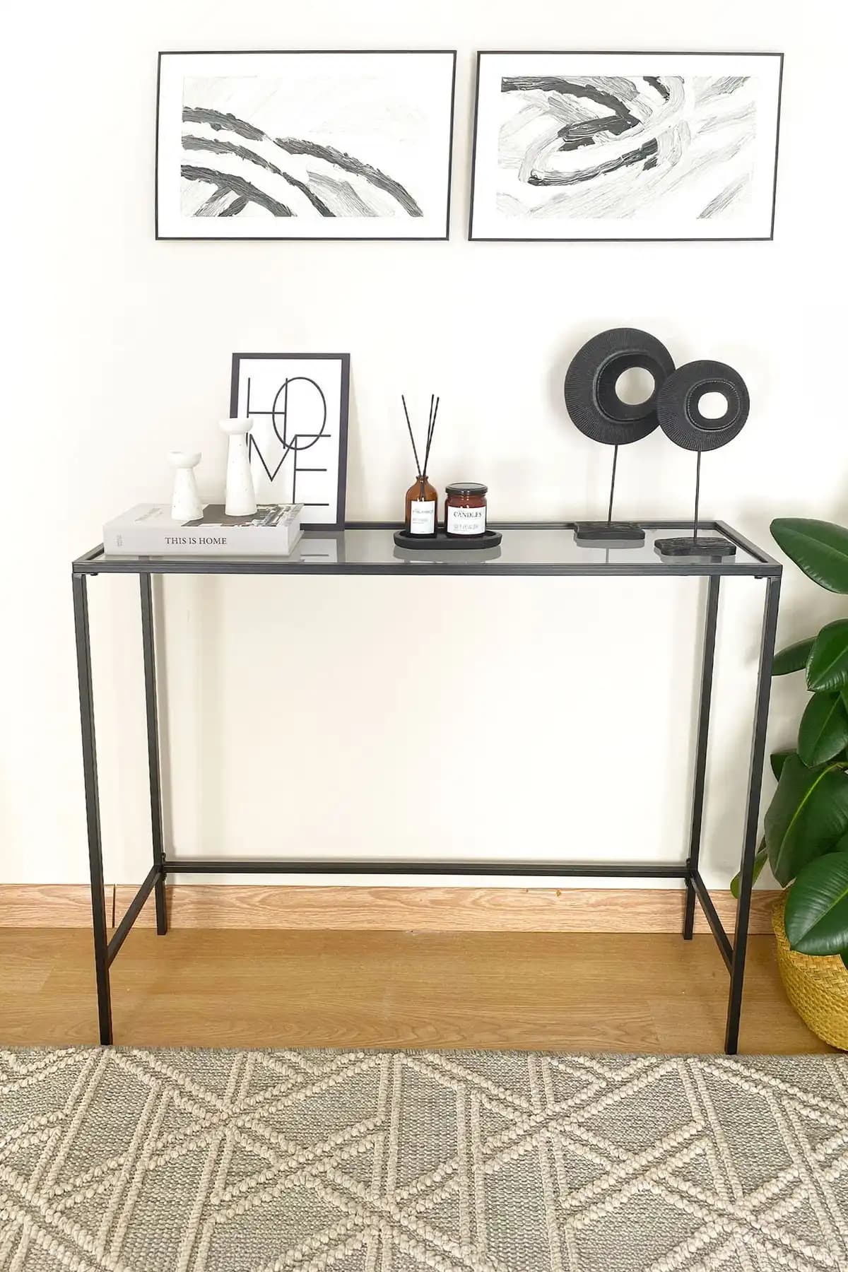 Dekopratik ve Tino Furniture Huxley Siyah Metal Dresuar Karşılaştırması 1