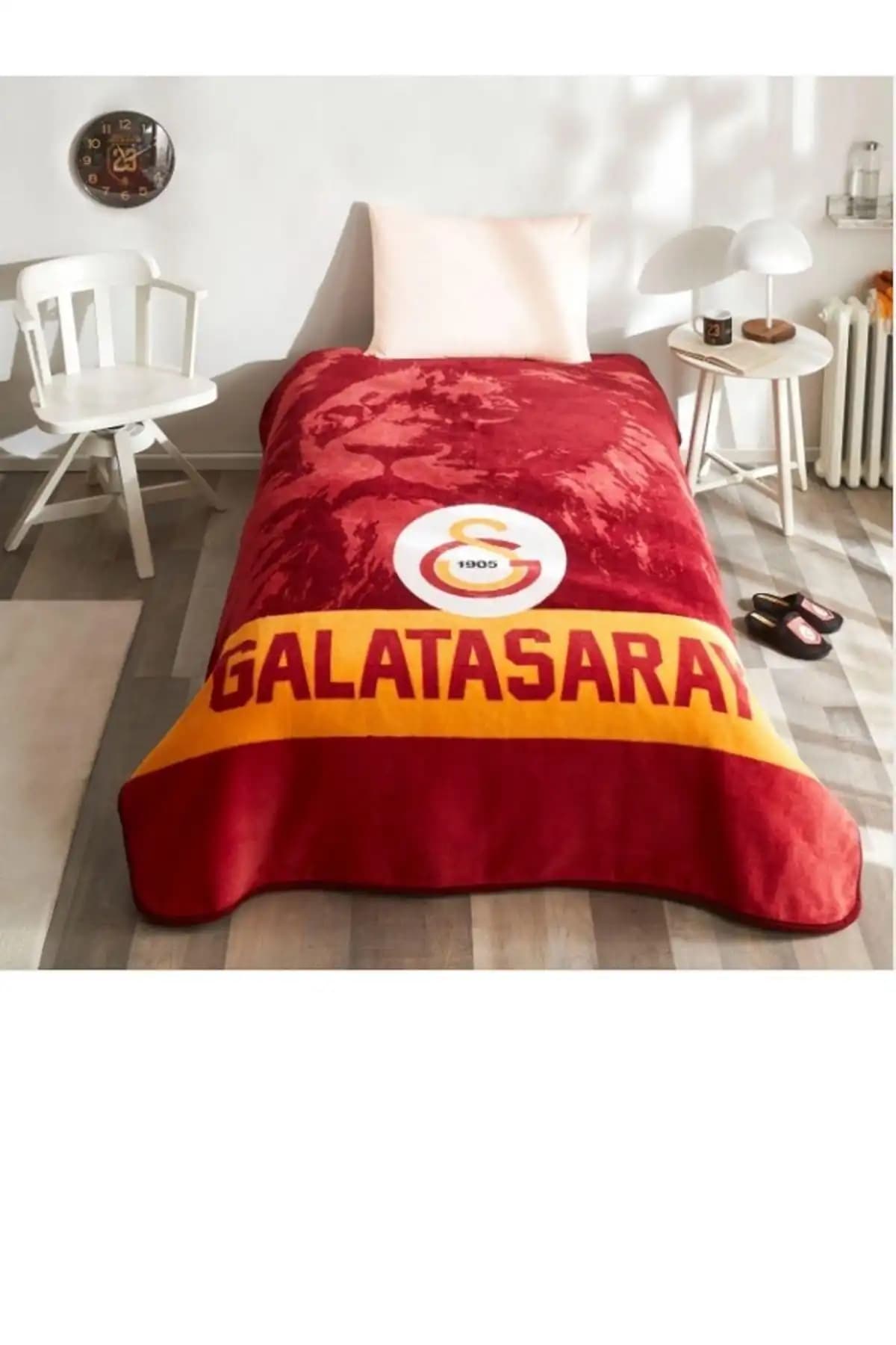 Galatasaray Aslan Lisanslı Battaniye: Şık ve Dayanıklı Takım Temalı Ev Dekorasyonu Ürünü