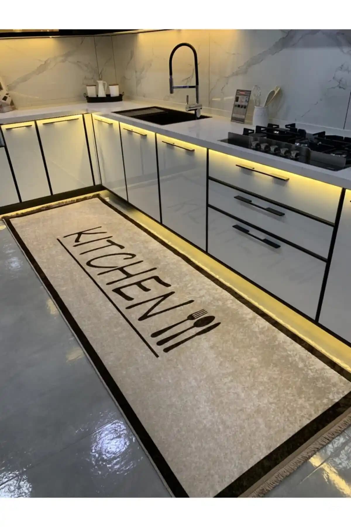 Modern Mutfak Halıları Karşılaştırması: Kaymaz, Yıkanabilir ve Şık Tasarımlar