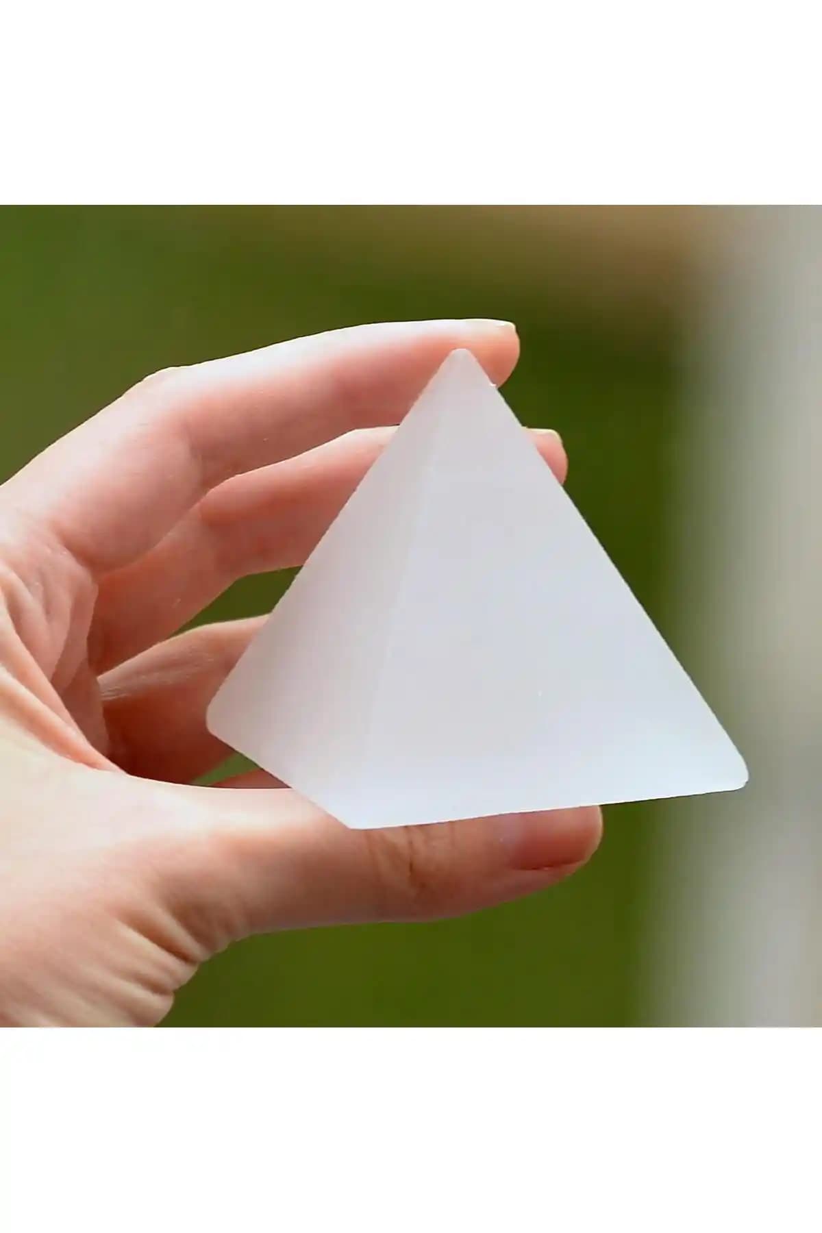 Selenit Piramit Taşı: Doğal Enerji Kaynağı ve Dekoratif Tasarım