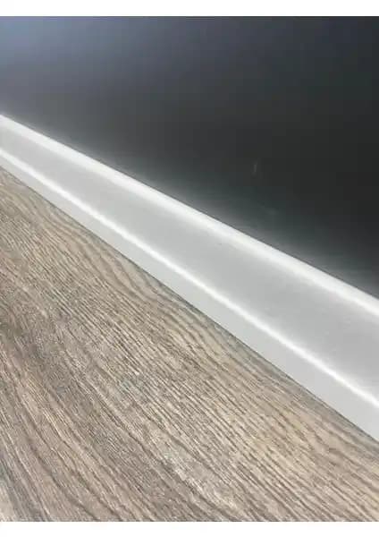 Pasha Dekor 6 cm Beyaz Parke Süpürgelik: Modern ve Dayanıklı İç Mekan Çözümü