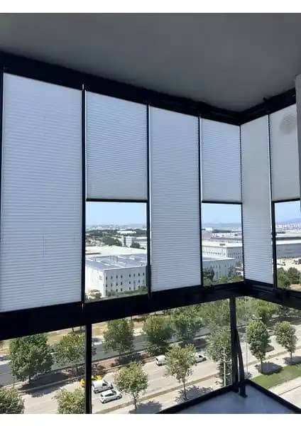 Blind-X Beyaz Plise ve Orlenda Cam Balkon Perdeleri: Dayanıklılık ve Fonksiyonellik Karşılaştırması