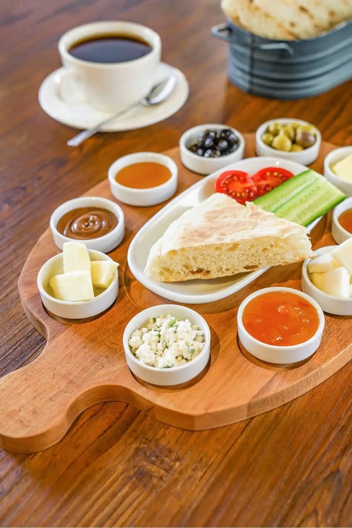 Doğal Gürgen Ağacından Ahşap Kahvaltı Sunum Tabağı 10 Porselen Sosluklu Set