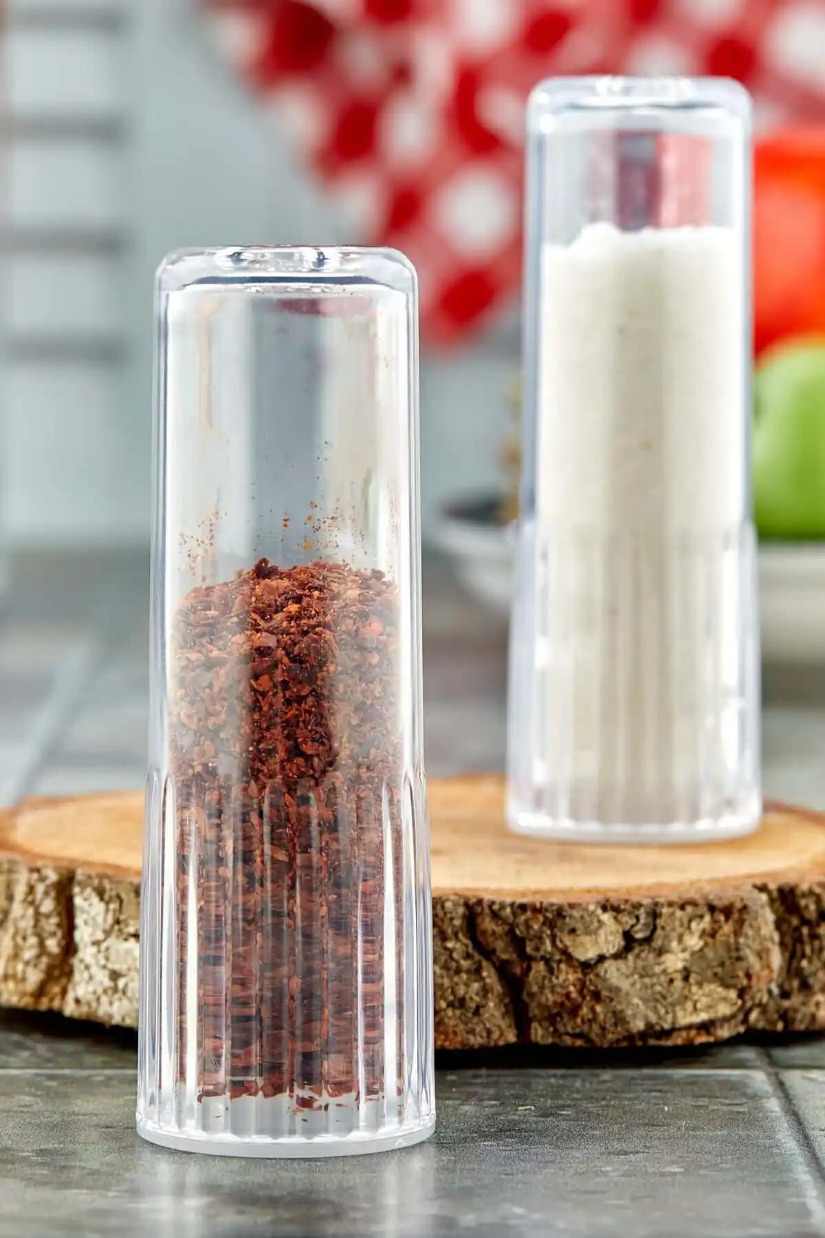 SepetçiBaba 2'li Şeffaf Pleksi Tuzluk KaraBiberlik Seti ile Modern Mutfak Düzeni