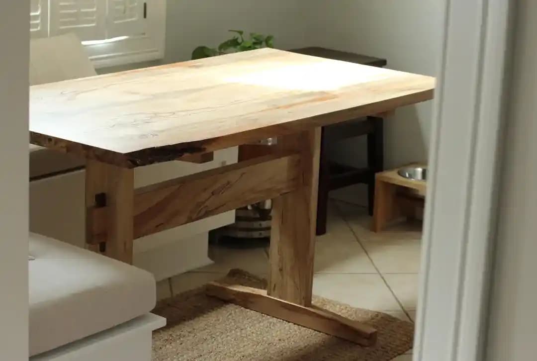 Ağaçtan Masaya: Sert Akçaağaç ve Ceviz Kullanarak El Yapımı Sökülebilir Masa Tasarımı