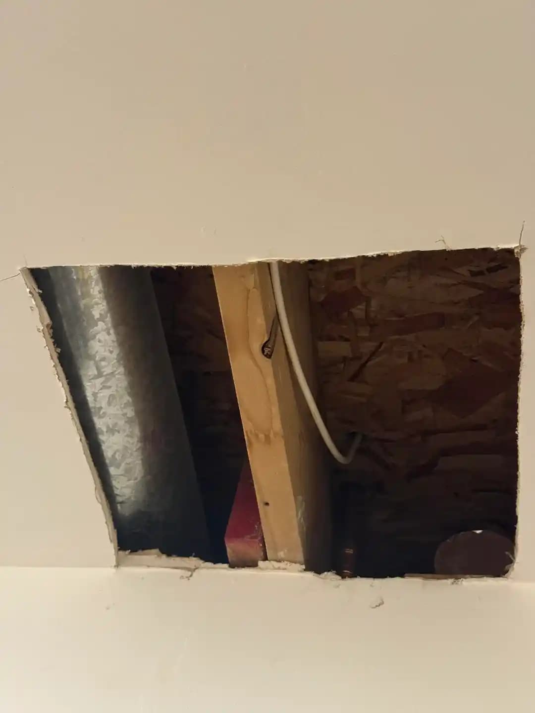 Alçıpan Tamirinde Metal HVAC Kanalı Altındaki Deliklerde Destek Levhası ve Montaj Yöntemleri