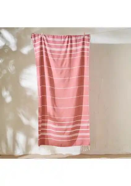 Bella Maison ve Madame Coco Plaj Havlusu Karşılaştırması: Boyut, Renk ve Kullanım Özellikleri