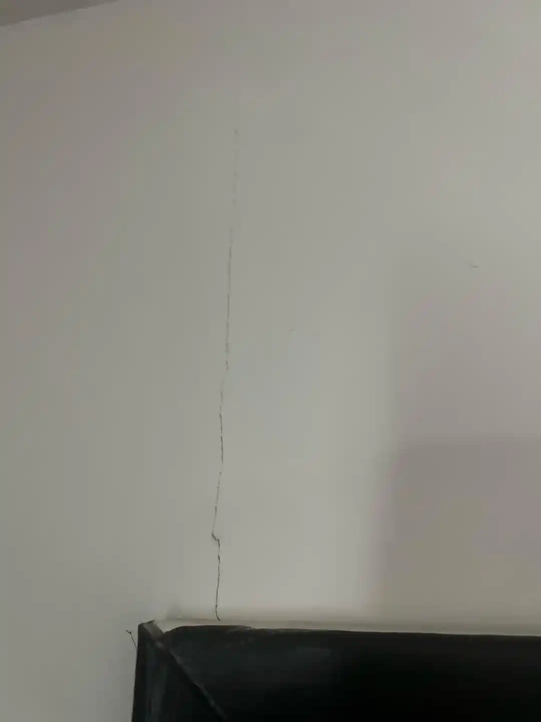 Evlerde Duvar Çatlakları: Nedenleri, Türleri ve Etkili Çözüm Yöntemleri