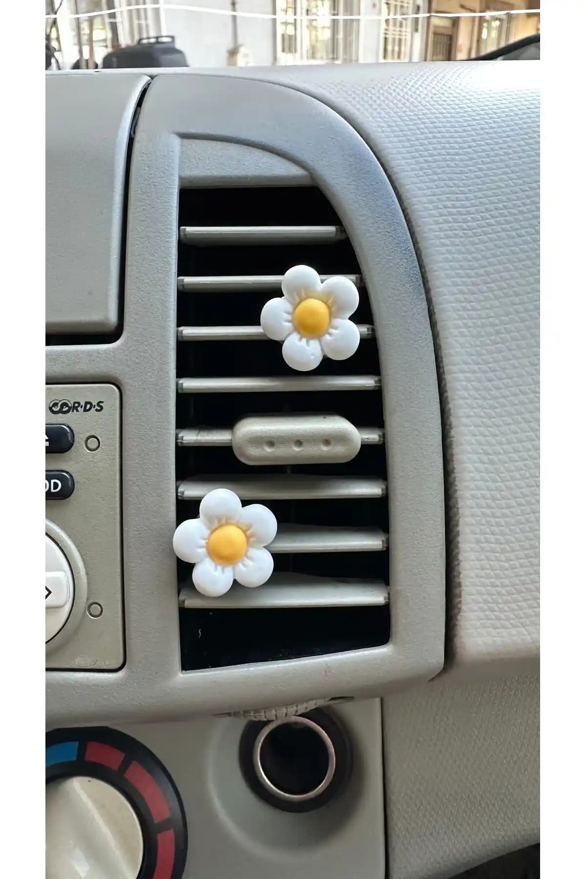 FESECRAFT Mini Beyaz Papatya Çiçeği Araba Süsü Klipsleri Dayanıklı ve Estetik Tasarım