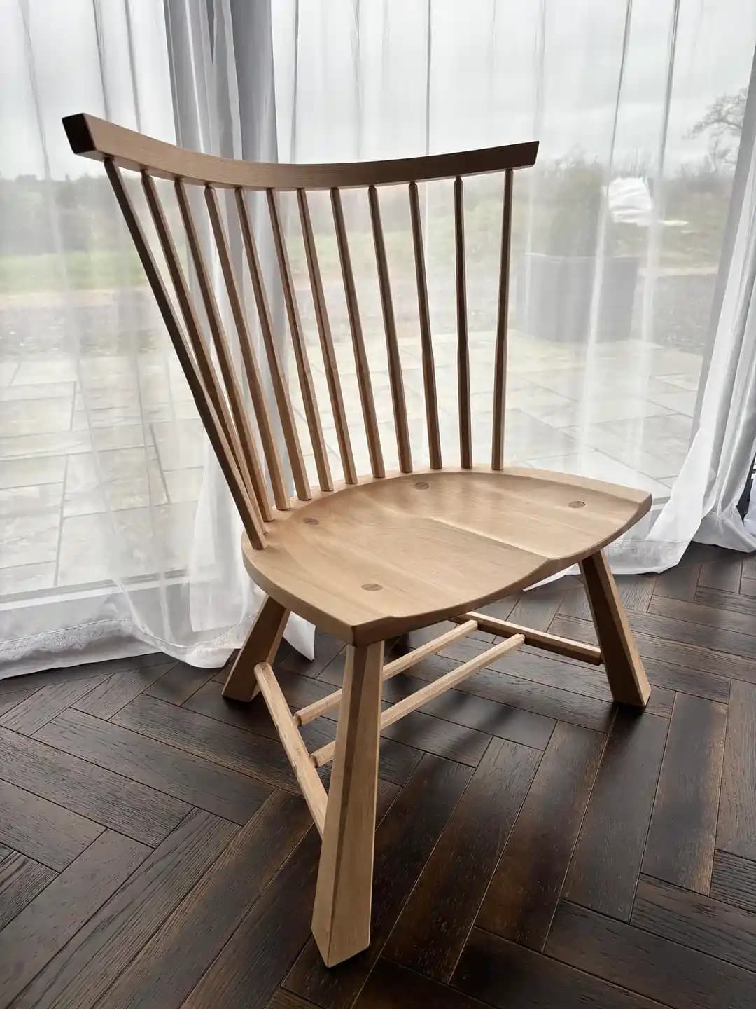 Hensby Tasarımlı Spindle Sırtlı Dinlenme Sandalyesi Yapımında Ahşap İşçiliği ve Teknik Yaklaşımlar