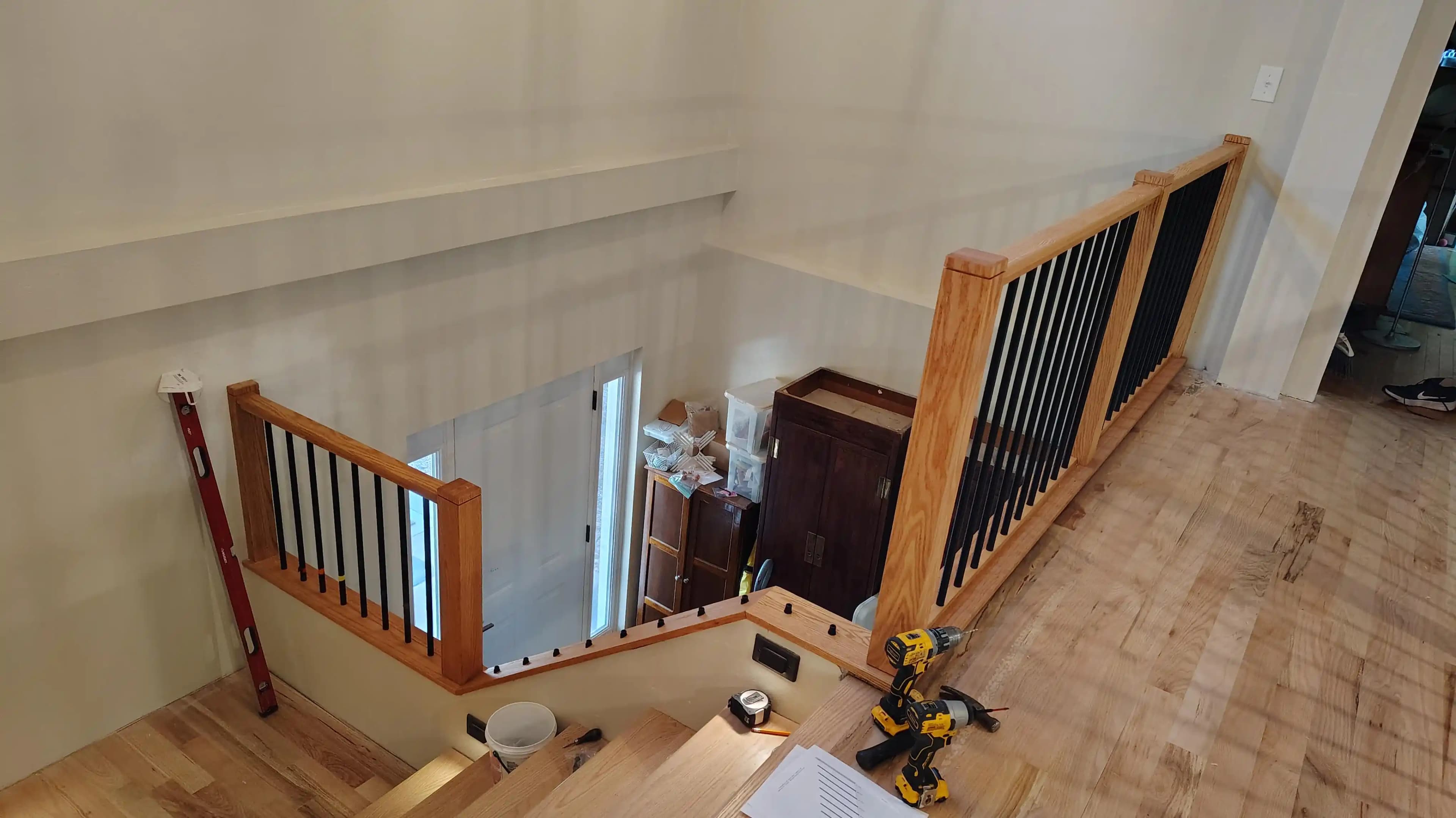 Kayar Gönye Testeresinde Merdiven Korkuluğu Kesiminde Hassas Ölçüm ve Açı Ayarlama Teknikleri