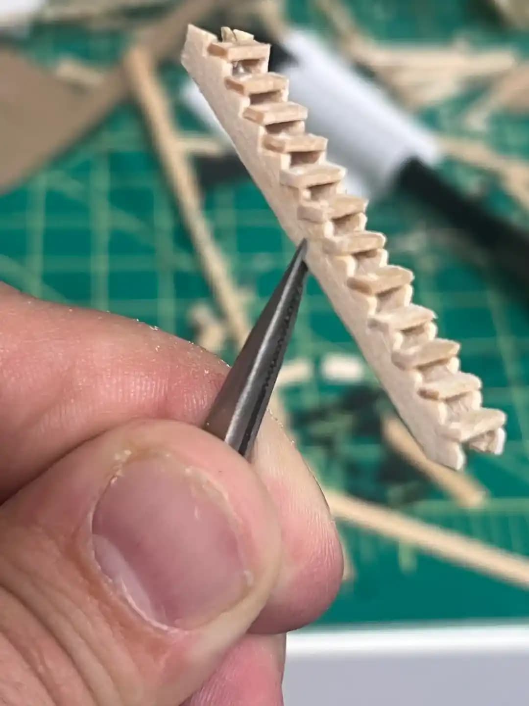 Minyatür Ahşap İşçiliği: Ev Malzemeleriyle Detaylı Mimari ve Diorama Modelleri