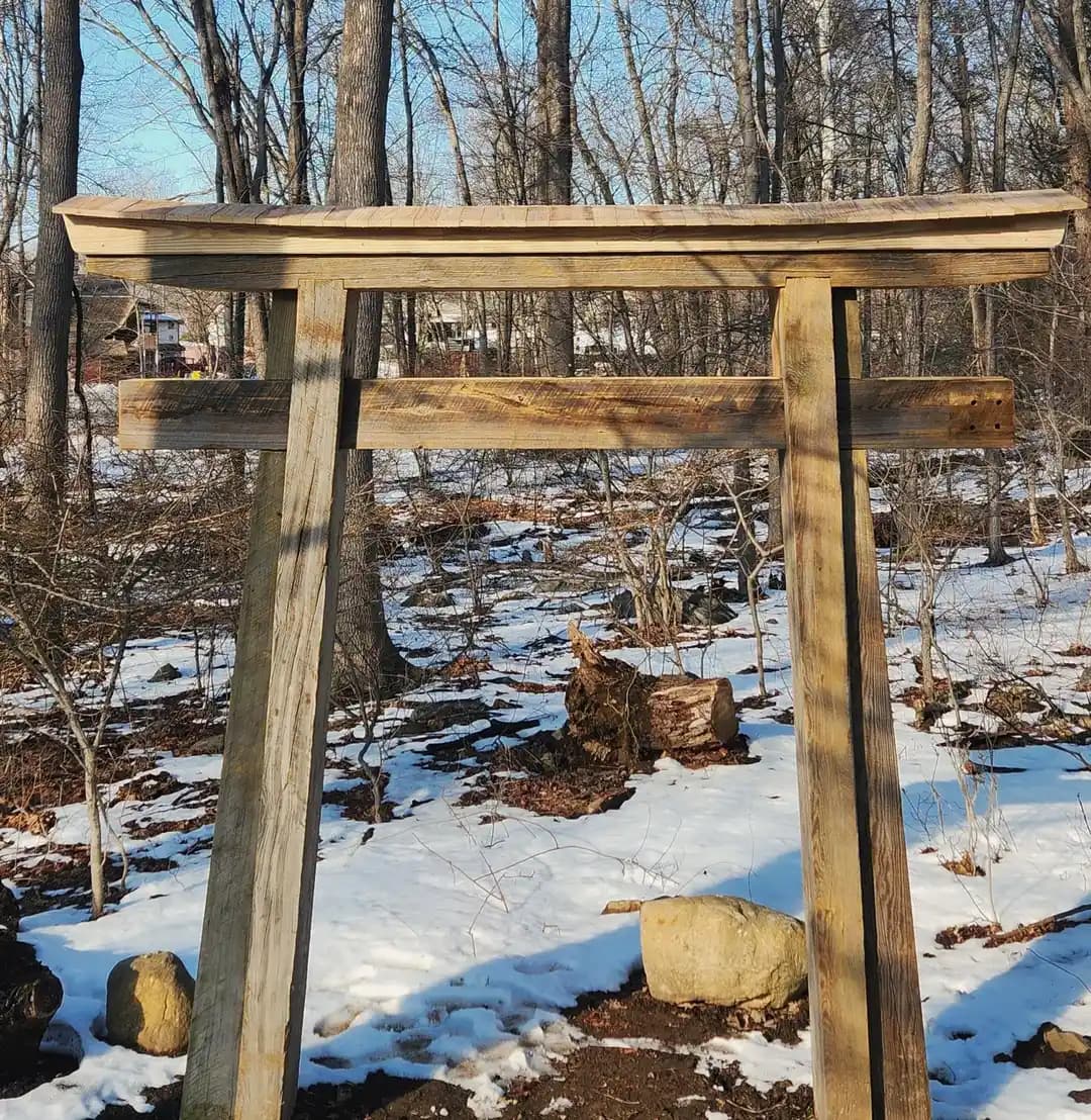 Torii Kapısı Yapımı: Ahşap İşçiliği, Matkap Destekli Vinç ve Teknik Detaylar