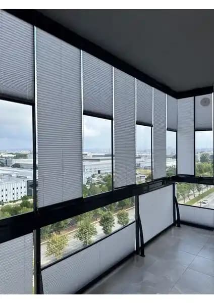 Blind-X Gri Plise Katlanır Cam Balkon Perdesi: Estetik ve Fonksiyonellik Bir Arada
