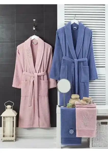 Casnack Pudra Lacivert Havlulu Bornoz Seti 4'lü: Konfor ve Şıklığın Günlük Kullanıma Uygun Tasarımı