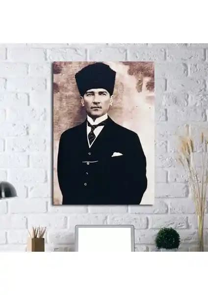 Kalpaklı Atatürk Portresi Kanvas Tablo: Modern ve Kaliteli Sanat Eseri