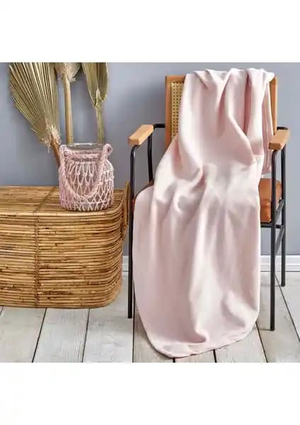 Karaca Home Blush Polar TV Battaniyesi: Modern Tasarım ve Yüksek Konfor Sunan Şık Battaniye