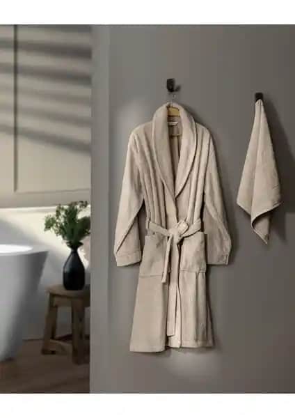 Madame Coco Avril Şalyaka Unisex Bornoz Seti: Konfor ve Şıklık Sunan Yüksek Kaliteli Pamuklu Tasarım