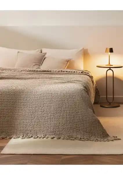 Madame Coco Mulette Çift Kişilik Yatak Örtüsü: Estetik ve Dayanıklı Tasarım