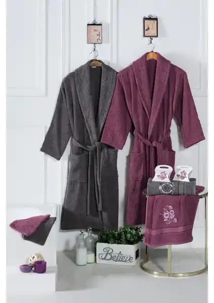 Mürdüm Home 8 Parça Nakışlı Bornoz Seti: Şıklık ve Konforun Bir Arada Olduğu Tasarım