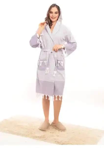 Rozet Tekstil Hürrem Mor Püsküllü Kapüşonlu Bornoz: Şık ve Konforlu Unisex Tasarım