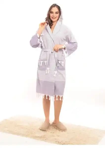 Rozet Tekstil Hürrem Mor Püsküllü Kapüşonlu Bornoz: Şık ve Konforlu Unisex Tasarım