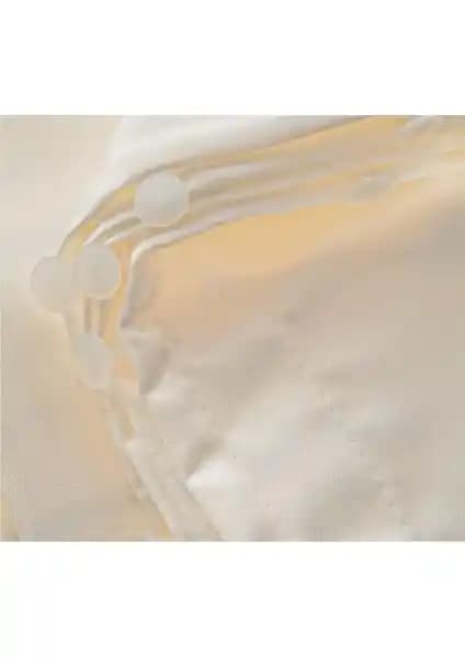 Taç Saten Güneşlik Perde Krem Renk, Şık ve Pratik Kullanım için Uygun Çözüm