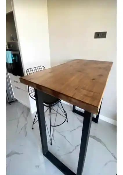 Uğurlu Baylar Doğal Ağaç Bar Masası: Modern Tasarım ve Dayanıklılık Bir Arada