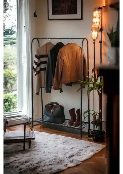 Uyan Siyah Metal Ayaklı Elbise Askılığı Modern Tasarım ve Dayanıklılık Özellikleriyle