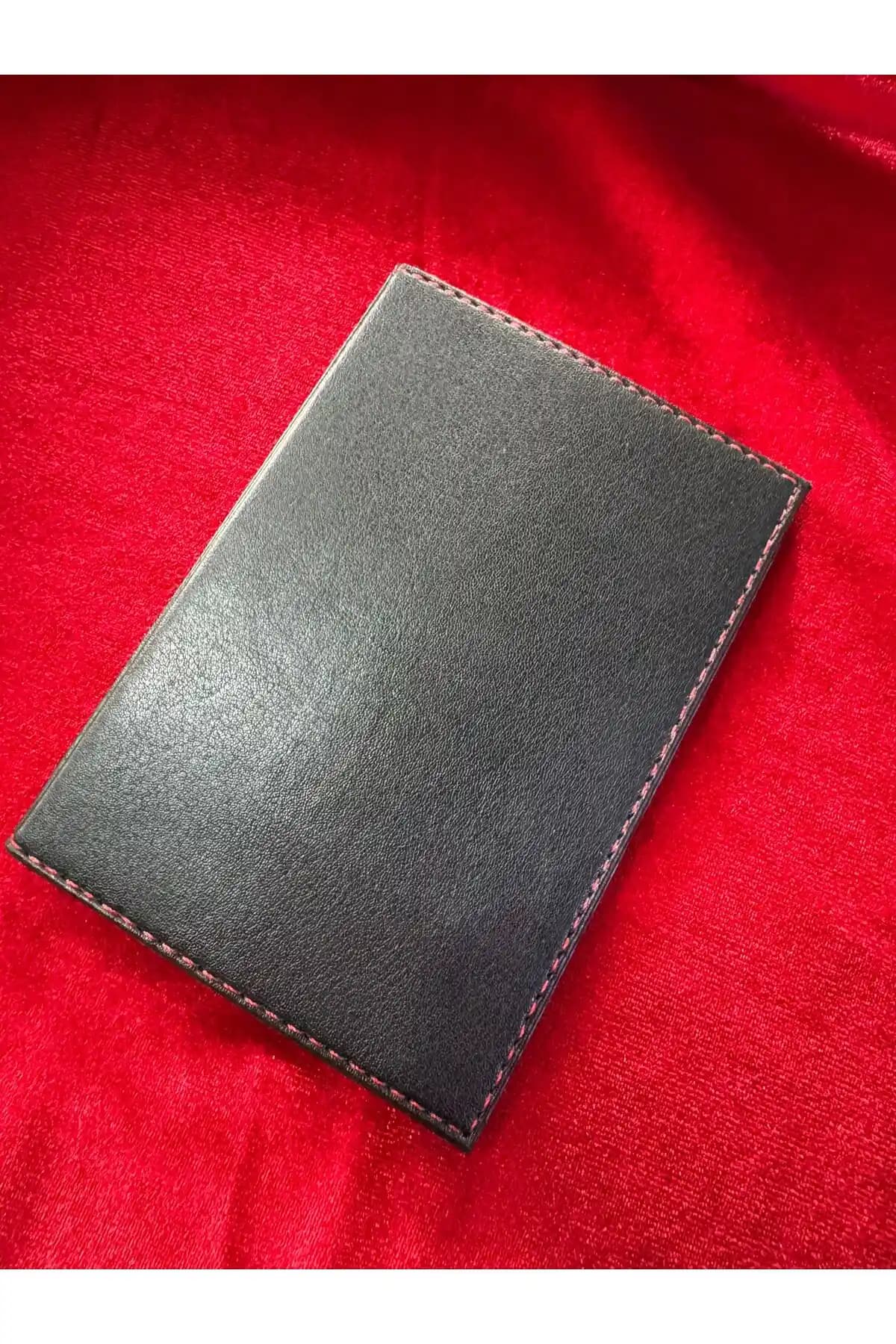 ATTA PAZARLAMA Siyah Deri Kırmızı Dikişli Ruhsat Kabı: Şıklık ve Fonksiyonellik Bir Arada