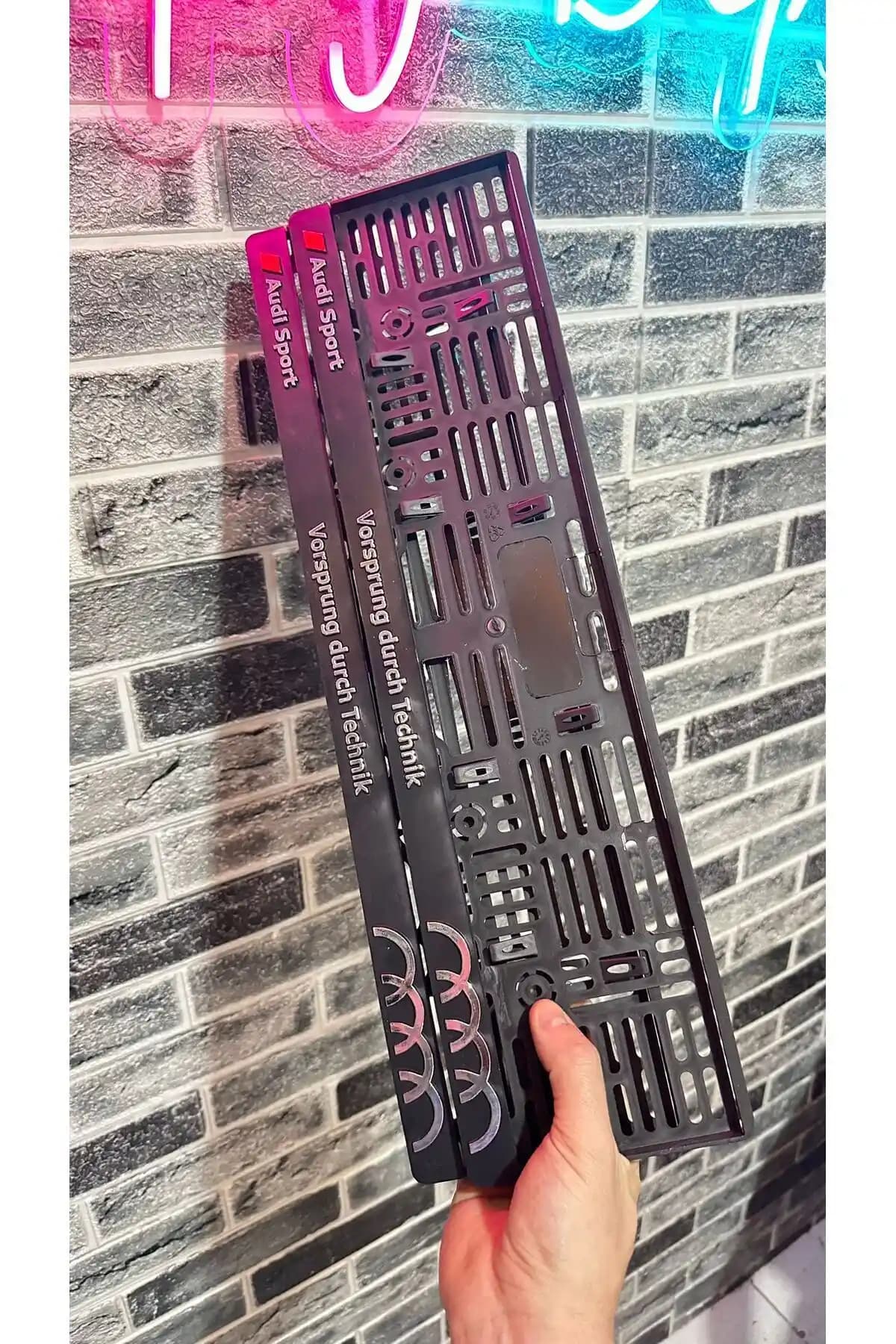 AUDİ SPORT Uyumlu Servis Plakaları: Dayanıklı ve Estetik Otomobil Aksesuarları