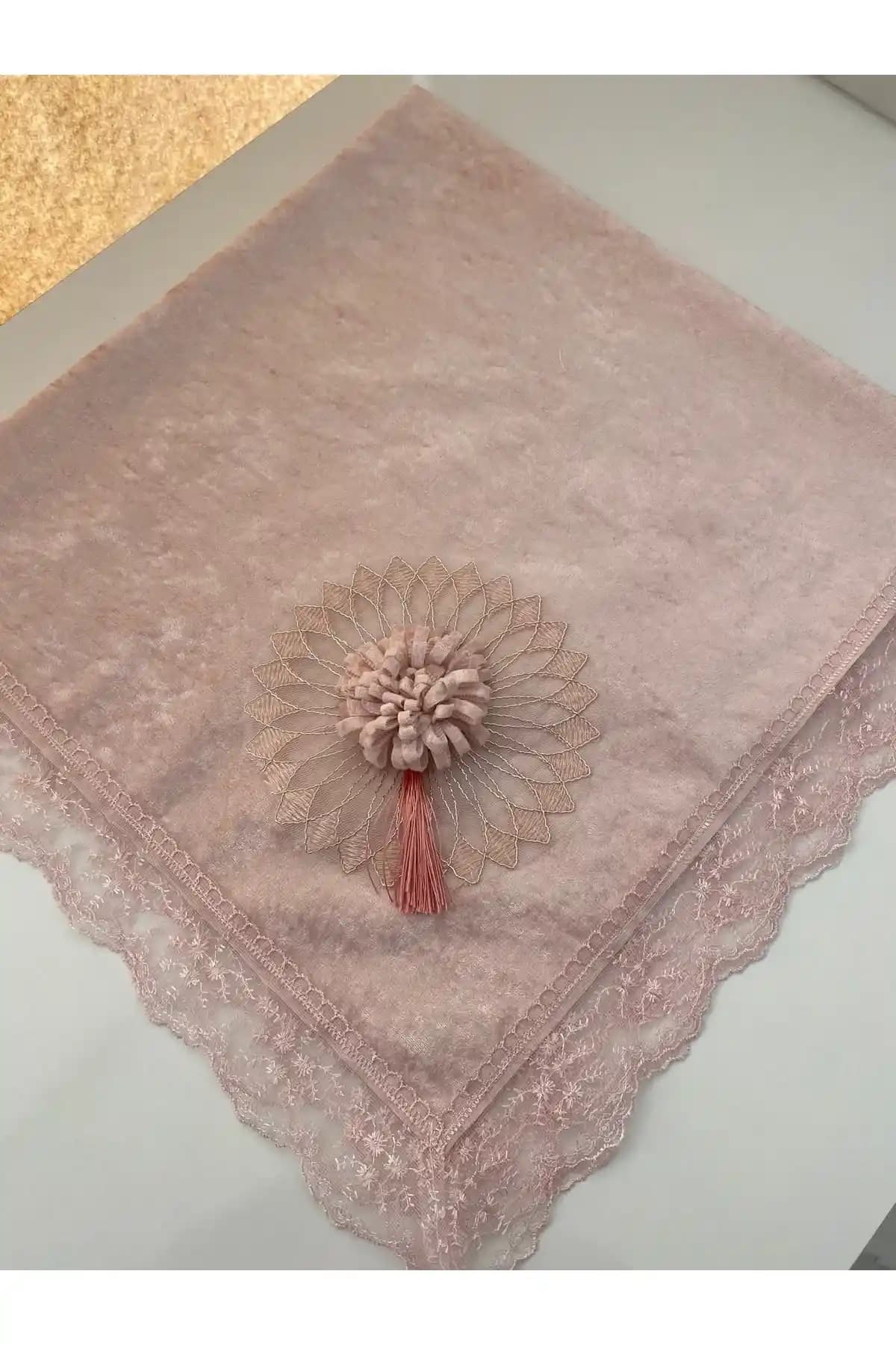 AYHANHOME Kadife 3D Püsküllü Fransız Güpürlü Dantel İşlemeli Lüks Bohça 90x90 cm