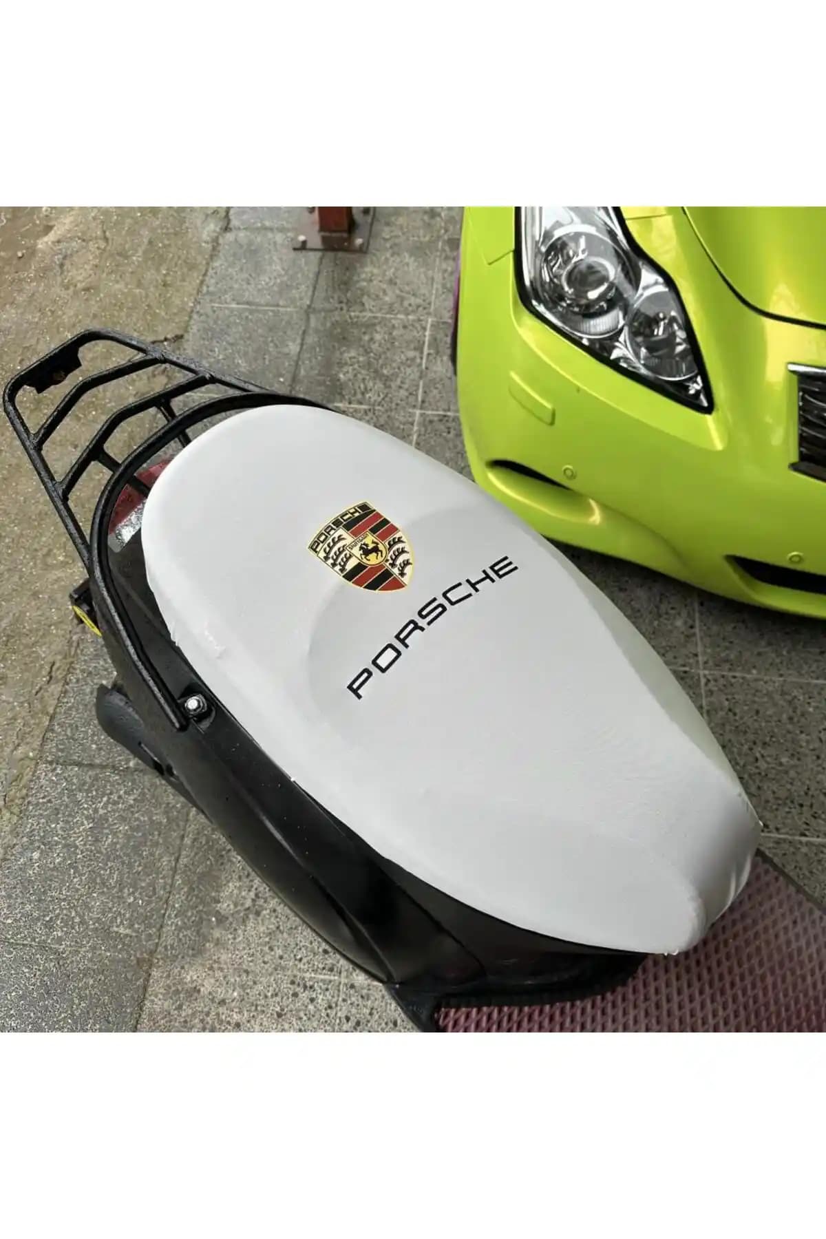 Cebecioto Porshe Beyaz Desenli Penye Motosiklet Kılıfı Estetik ve Koruyucu Özellikler
